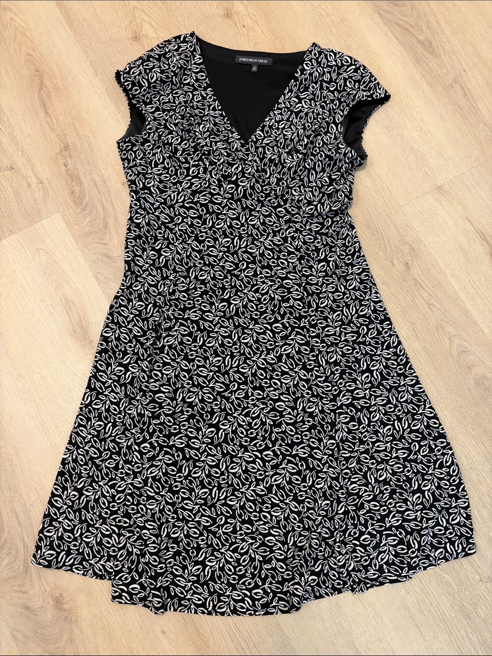 Jones Wear Dress Cap-sleeve V-Neck Black & White Leaf Print Dress